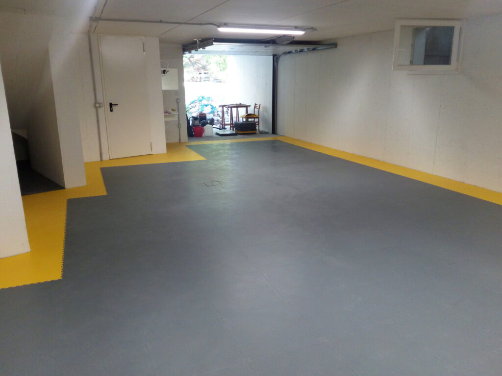 Spacious Garage with Structured Floor Plan, Italy